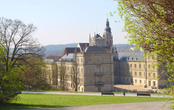 Schloss Ehrenburg - Blick vom Hofgarten aus!.JPG